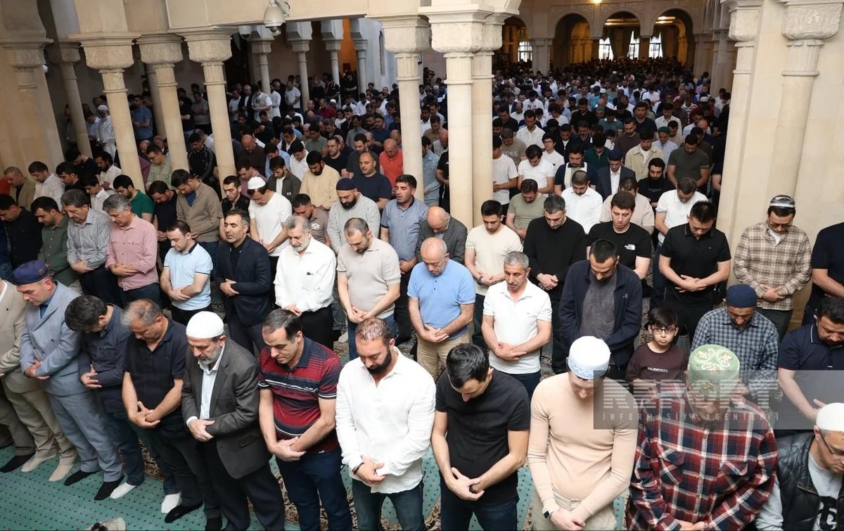 Bakıda Əjdərbəy məscidində bayram namazı qılınıb